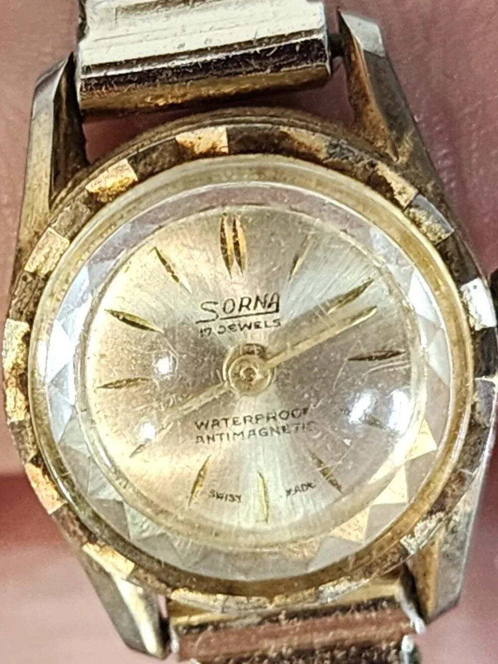 Sorna 17 Jewel Gold and Silver Plate Antimagnetic Waterproof Flex SS Back Watch